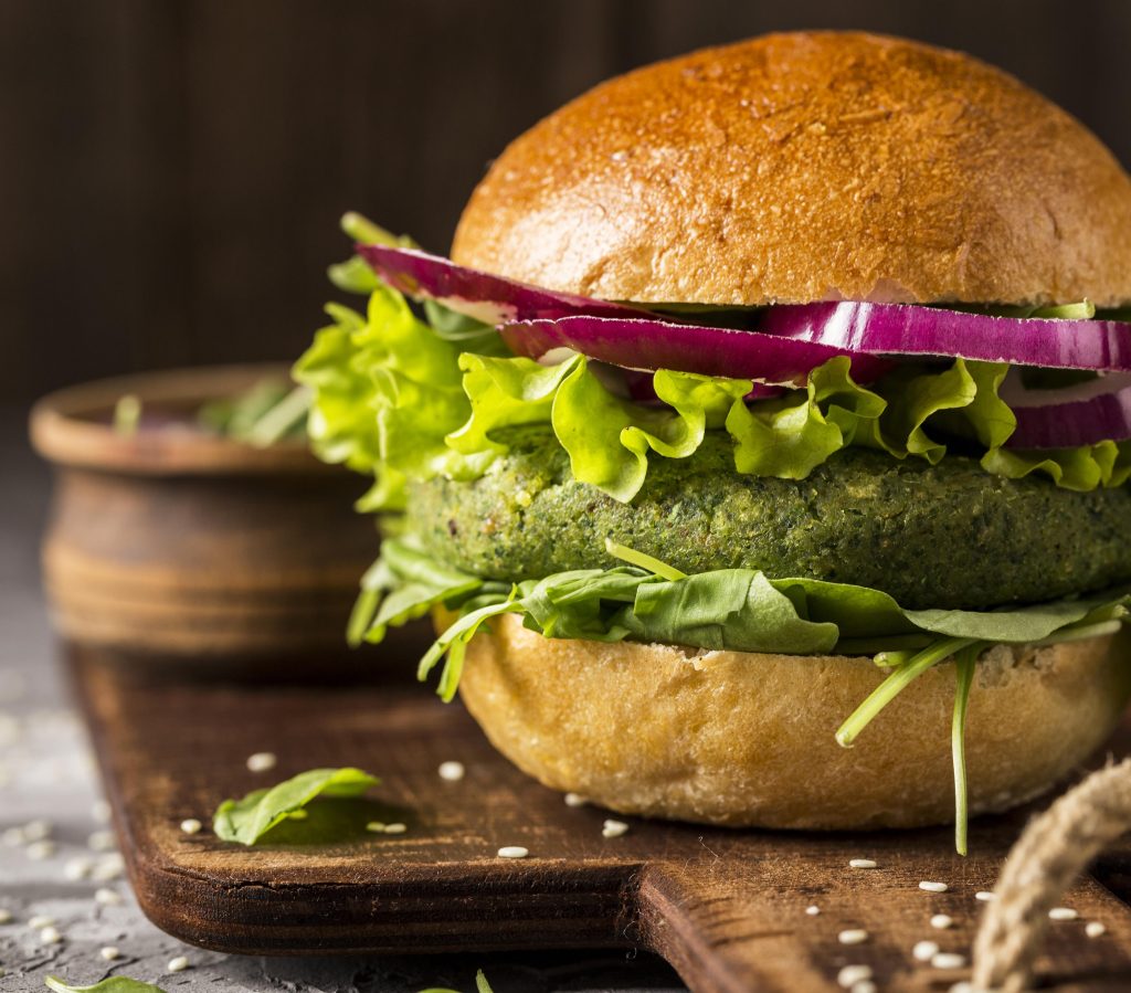 Alimentar bien también es cuidar: menús adaptados sin perder sabor Alimentación adaptada: un desafío real en servicios a gran escala hamburguesa vegetariana de primer plano en la tabla de cortar