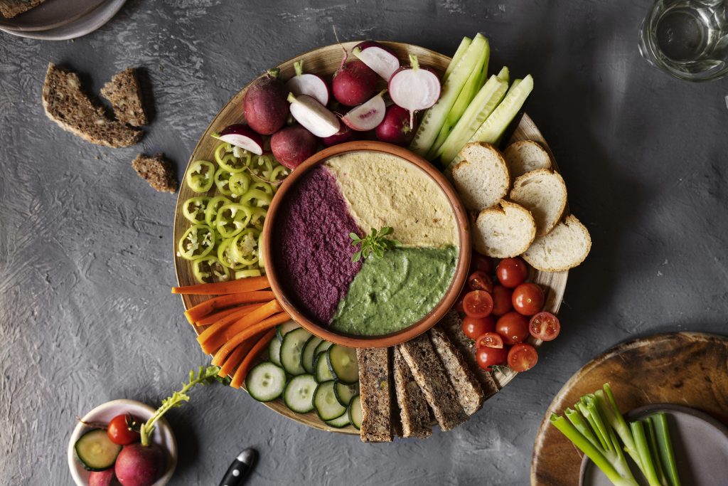 Acerca de Nosotros vista superior sobre hummus colorido